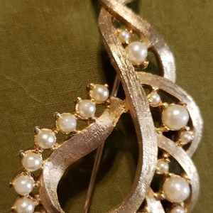 Vintage 1950 Ledo signed faux pearl brooch